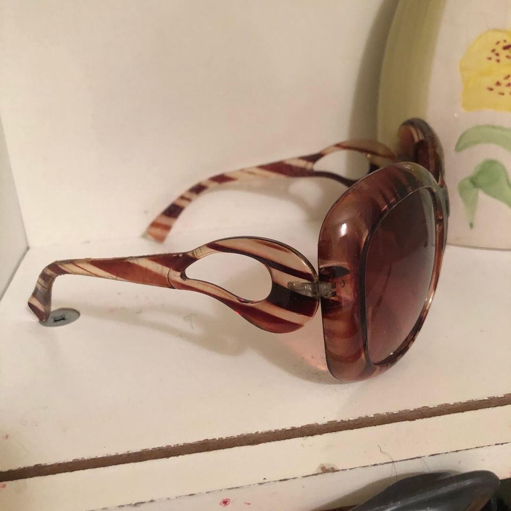 Brown stripped sunglasses - Picture 2 of 2